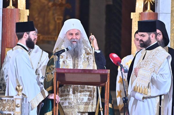 Патријарх српски Порфирије поручио је да традиционални молитвени ход у Спасовданској литији представља живи корак вере, наде и љубави - Sputnik Србија