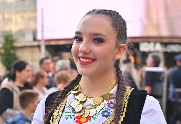 Осмех на лицу девојке у народној ношњи довољно говори о празничном расположењу учесника  - Sputnik Србија