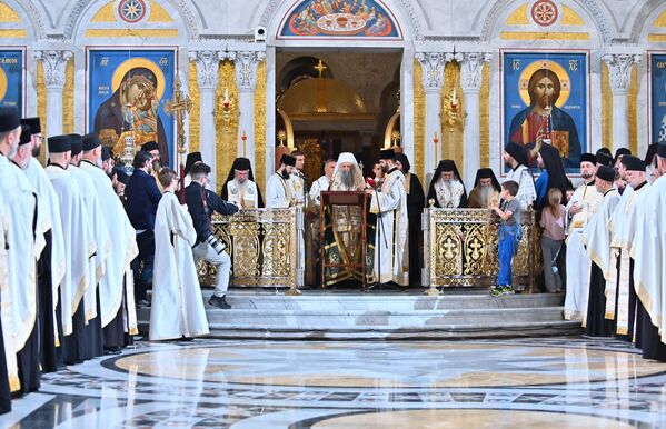 Након уношења светиње у Храм Светог Саве, верном народу се у беседи поводом Спасовдана, обратио Патријарх српски Порфирије - Sputnik Србија