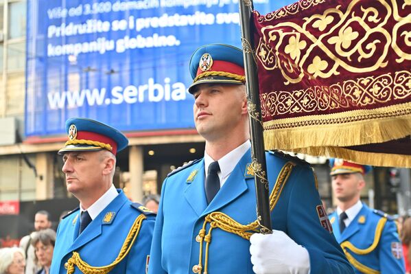 Небо, испод кога се кретао Патријарх, традиционално су носили гардисти Војске Србије - Sputnik Србија