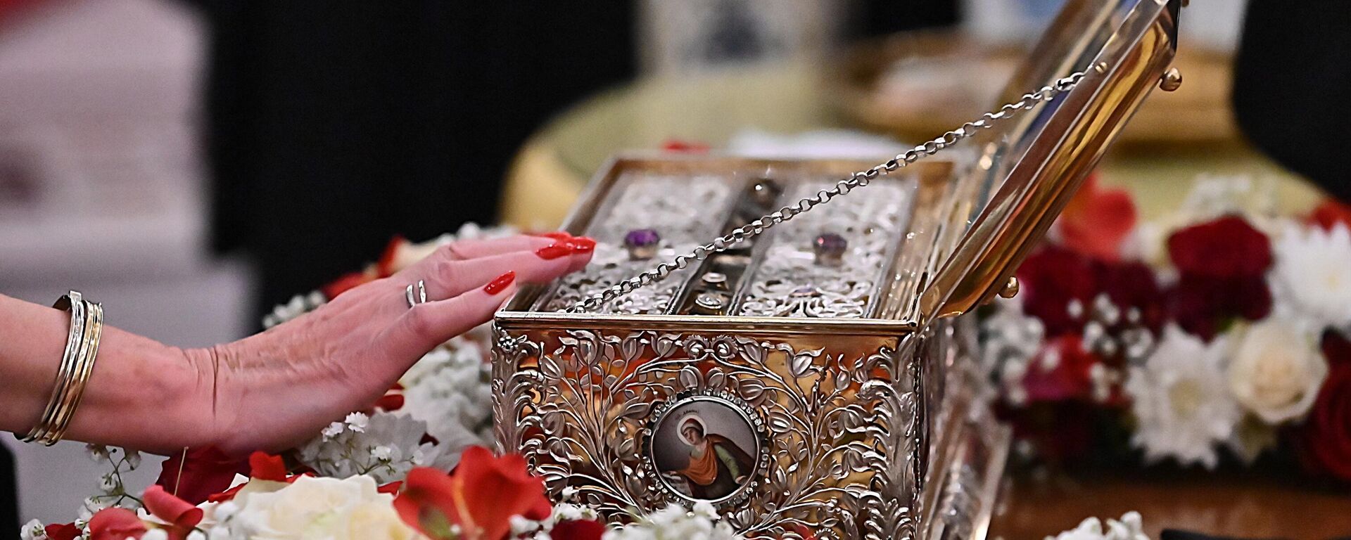 Vernicima će u Hramu Svetoga Save biti podeljeno 300.000 trakica koje su osveštane na pojasu Presvete Bogorodice u manastiru Vatoped. - Sputnik Srbija, 1920, 26.05.2026