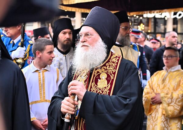 Старац Јефрем, игуман манастир Ватопед који је у пратњи монаха донео часни појас Пресвете Богородице у Србију је заједно са Патријархом предводио Спасовданску литију - Sputnik Србија