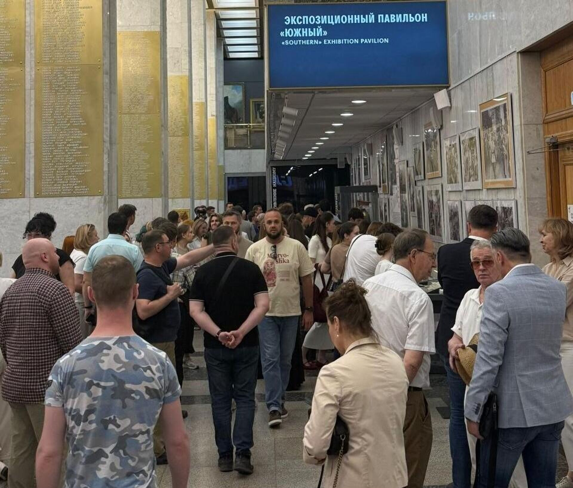 На отварању је било је неколико стотина оних који су дошли да погледају историју српског народа у Другом светском рату На отварању је било је неколико стотина оних који су дошли да погледају историју српског народа у Другом светском рату - Sputnik Србија, 1920, 23.05.2026