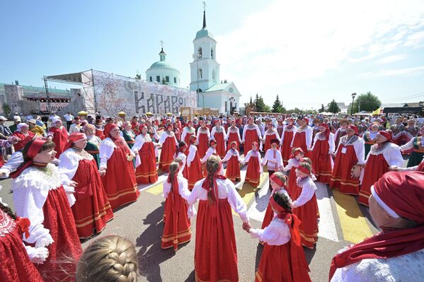 Каравон је више од обичног фестивала, већ право путовање у срце руске народне културе, где свако место постаје посебна страница у огромној и живописној књизи традиција. - Sputnik Србија