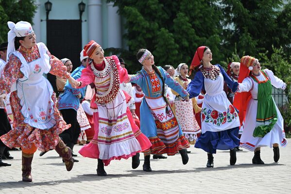 Према традицији, сви учесници стају у коло и крећу се посебним, „каравонским“ кораком у круг, полако померајући ноге. - Sputnik Србија