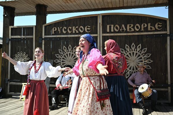 Учесници фестивала „Каравон“ у селу Николское - Sputnik Србија