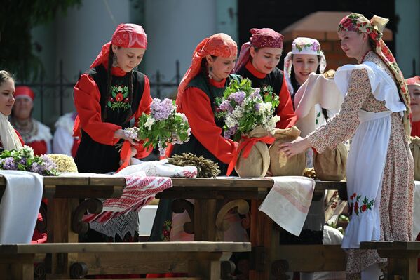 Грнчари, дрворезбари, везиљи и ковачи не демонстрирају своје занате и деле тајне својих заната. - Sputnik Србија