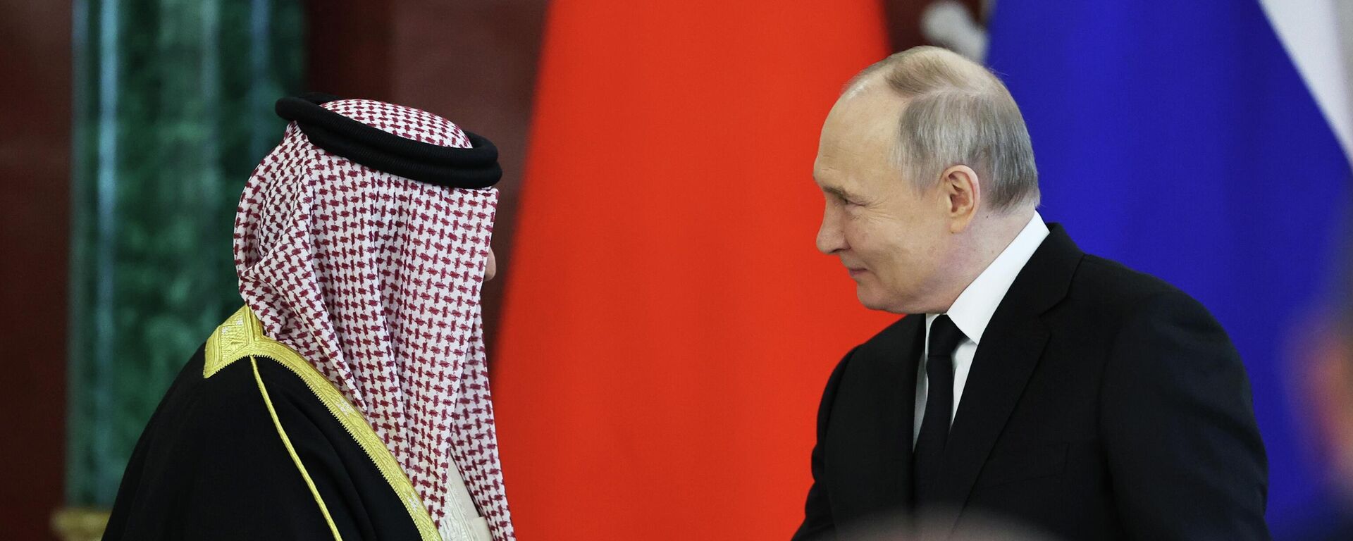 Владимир Путин са краљем Бахрејина Хамадом Бен Исом ел Халифом Владимир Путин са краљем Бахрејина Хамадом Бен Исом ел Халифом - Sputnik Србија, 1920, 25.05.2026