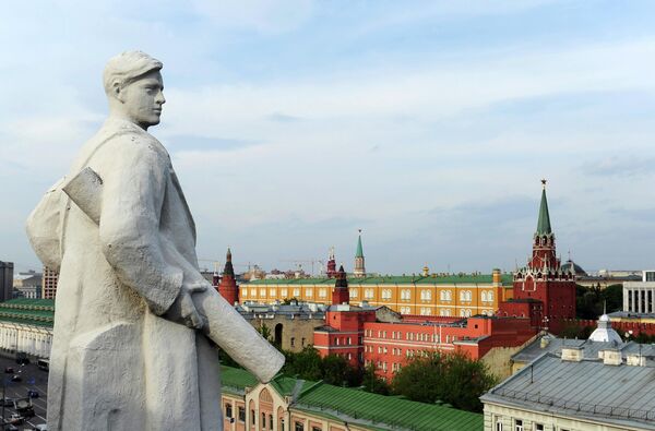 Статуа на крову Руске државне библиотеке Лењин у Москви - Sputnik Србија