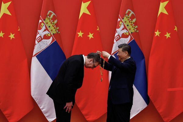 Кинески председник Си Ђинпинг додељује председнику Србије Орден пријатељства Народне Републике Кине.  - Sputnik Србија
