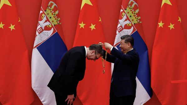 Председатель КНР Си Цзиньпин награждает президента Сербии Александра Вучича орденом дружбы Китайской Народной Республики в Большом зале Народного собрания в Пекине - Sputnik Србија