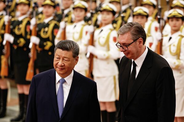 Кинески председник Си Ђинпинг и председник Србије Александар Вучић врше смотру почасне гарде.  - Sputnik Србија