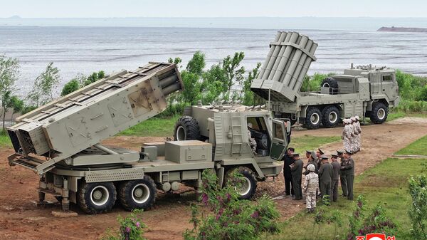 Ким Џонг Ун надгледао тестирање новог ракетног система Северне Кореје - Sputnik Србија