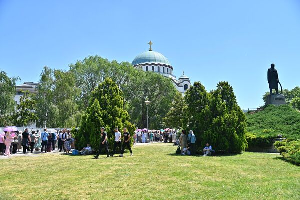 Црквени великодостојници су упутили поруку онима који чекају у реду, да време које се проведе чекајући у реду треба искористити за молитву, да се помену ближњи - Sputnik Србија