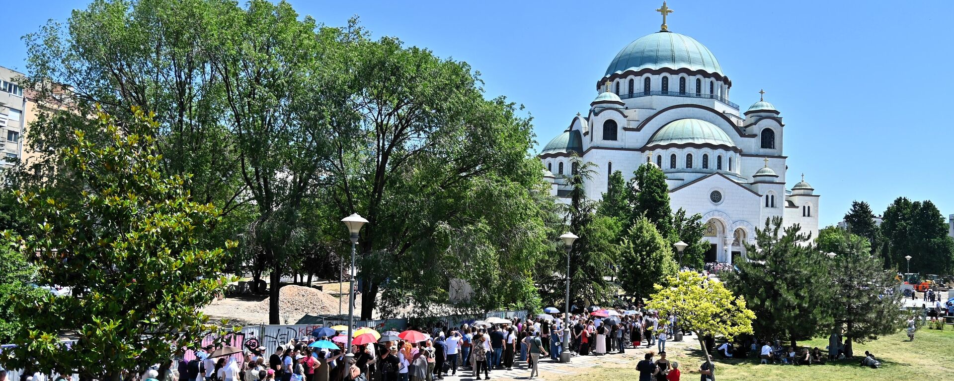 Велелепни Храм Светог Саве је постао место ходочашћа за непрегледне колоне верника - Sputnik Србија, 1920, 30.05.2026