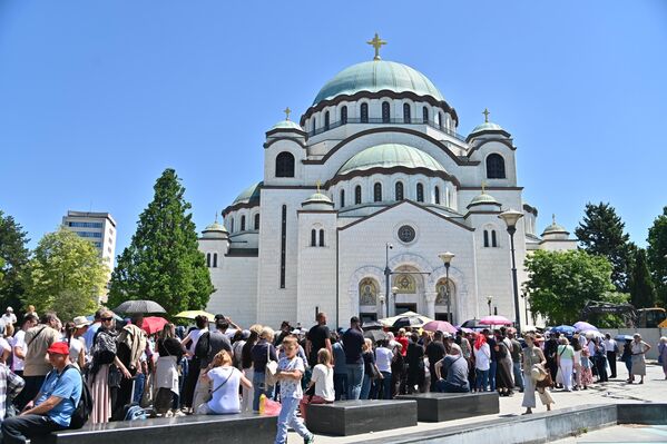 Упркос високим температурама и сунцу које пржи, грађани чекају сатима како би ушли у Храм и целивали светињу - Sputnik Србија