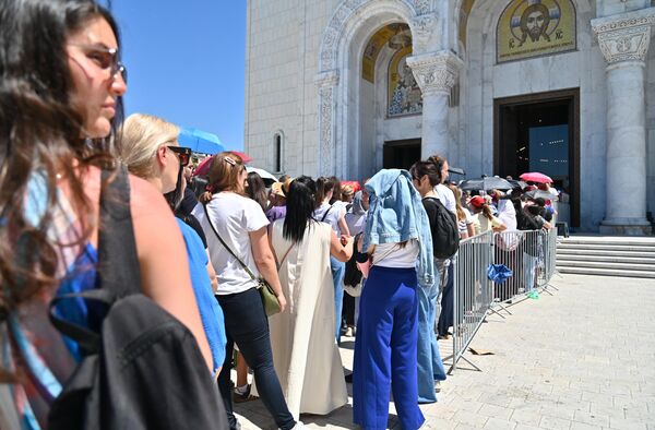 Одлука је донета након великог интересовања грађана и великог броја верника који су претходних дана долазили у Храм Светог Саве како би се поклонили овој светињи. - Sputnik Србија