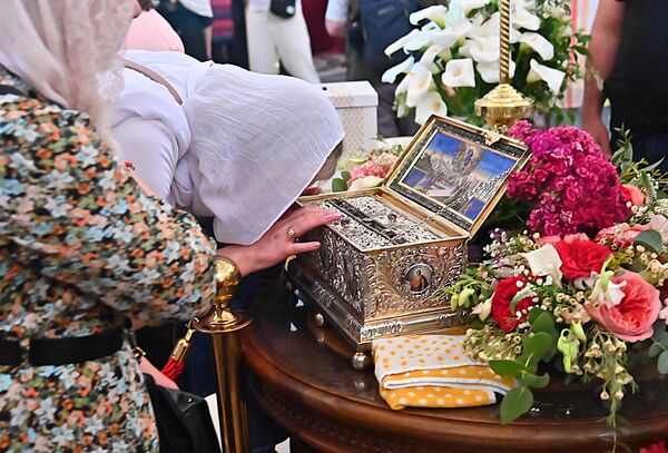 Часни појас прешао је у српске руке када су Стефан Дечански и његов син Душан око 1330. године поразили бугарску војску, а касније га је кнез Лазар поклонио манастиру Ватопеду и од тада се Појас чува у олтару католикона - саборног храма манастира - Sputnik Србија