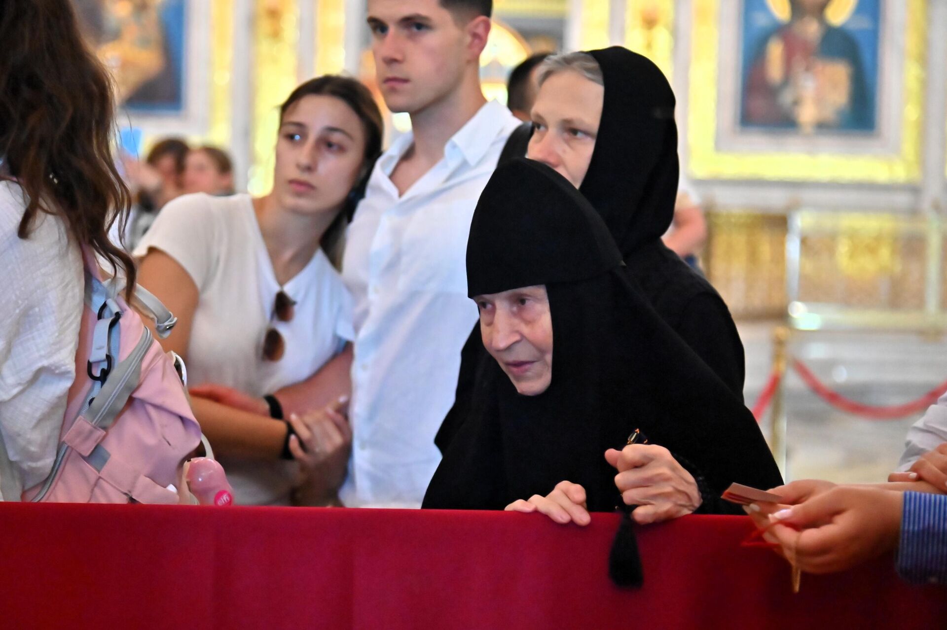 Седамдесет петогодишња монахиња, која је у престоницу Србије дошла из Русије, тачније из далеког Владивостока, стрпљиво чека како би се поклонила светињи - Sputnik Србија, 1920, 30.05.2026