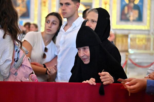 Седамдесет петогодишња монахиња, која је у престоницу Србије дошла из Русије, тачније из далеког Владивостока, стрпљиво чека како би се поклонила светињи - Sputnik Србија