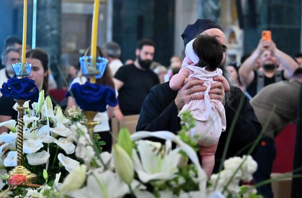Из манастира Ватопед, у Београд је пристигло и неколико монаха, који неуморно даноноћно помажу најмлађима да целивају светињу или је само додирну - Sputnik Србија