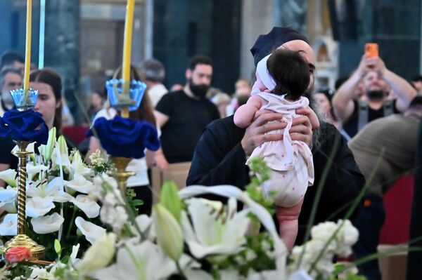 Из манастира Ватопед, у Београд је пристигло и неколико монаха, који неуморно даноноћно помажу најмлађима да целивају светињу или је само додирну - Sputnik Србија