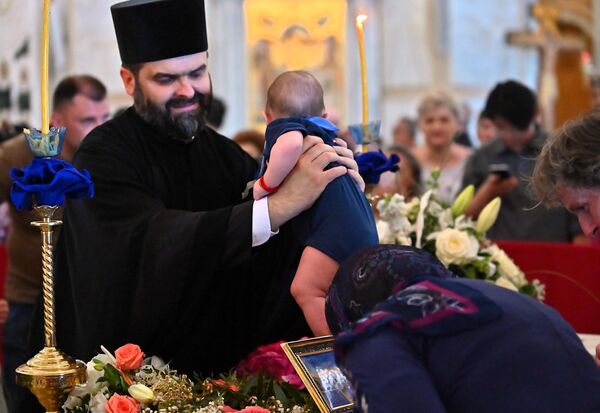Поред светогроских монаха, најмлађи су се нашли и у рукама свештеника Храма Светог Саве - Sputnik Србија