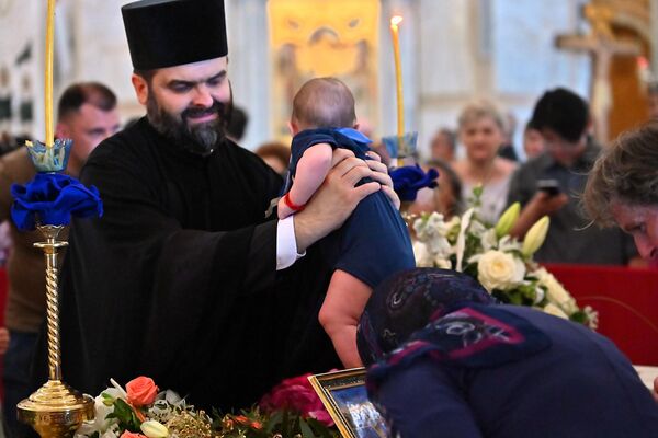 Поред светогроских монаха, најмлађи су се нашли и у рукама свештеника Храма Светог Саве - Sputnik Србија