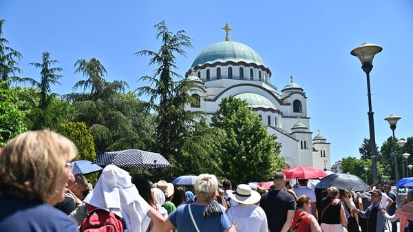 Вучић: Нико нема право да вређа људе који целивају Богородичин појас, то је светиња