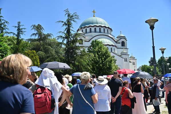 Хиљаде верних данима и ноћима у непрегледним колонама притичу Чудотворном Појасу Мајке Божје - Sputnik Србија