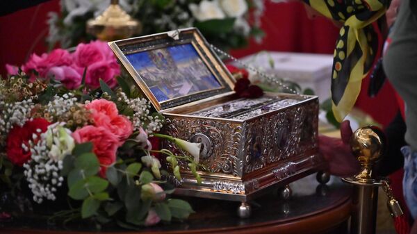 Prema predanju pojas od kamilje dlake satkala je sama Bogorodica. a prilikom njenog Vaznesenja na nebesa, predala ga je apostolu Tomi. Pojas je kroz vekove menjao vlasnike, od pobožnih žena iz Jerusalima, preko imperatora, krstaša, careva... - Sputnik Srbija