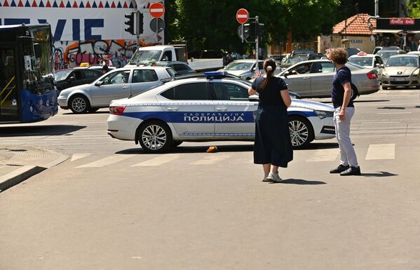 О безбедности верника који чекају у реду брину и припадници Министарства унутрашњих послова - Sputnik Србија