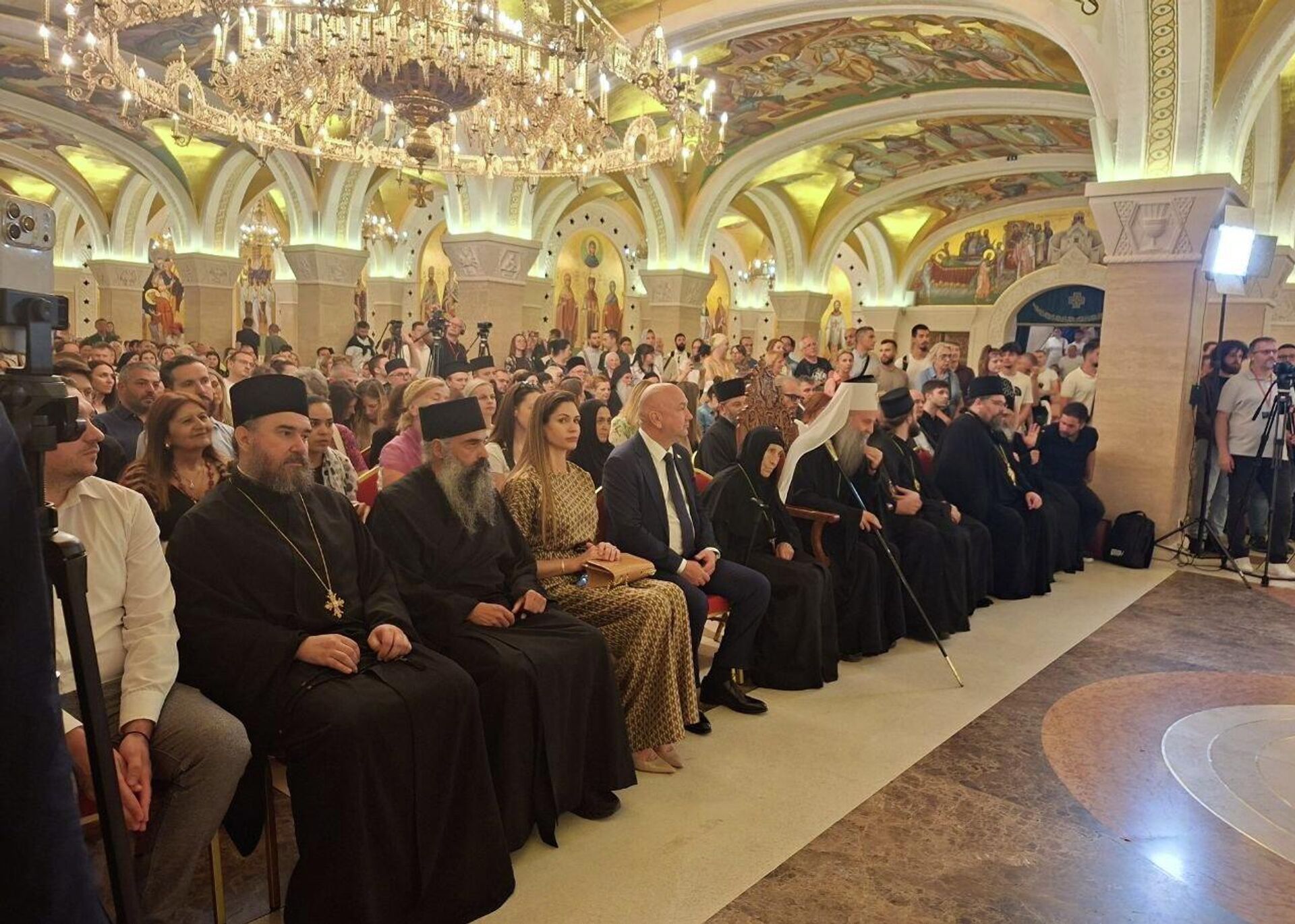 Присутни прате предавање игумана ватопедског Јефрема у крипти Храма Светог Саве на тему “Духовне поруке са Атона”. - Sputnik Србија, 1920, 27.05.2026