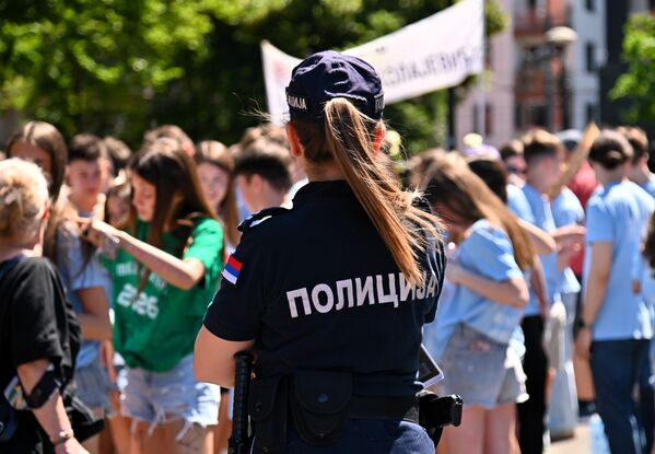 Припадници Министарства унутрашњих послова су све време пратили колону, бринући о безбедности матураната - Sputnik Србија