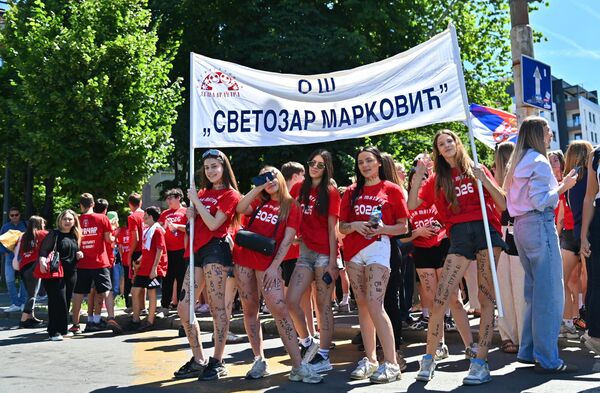 Београдским улицама прошетали су осмаци ОШ „Владислав Рибникар“, ОШ „Јован Миодраговић“, ОШ „Краљ Петар II Карађорђевић“, ОШ „НХ Синиша Николајевић“, ОШ „Свети Сава“, ОШ „Светозар Марковић“ - Sputnik Србија