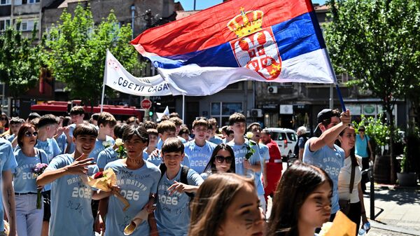 Vijorenje srpske zastave u rukama malih maturanata   - Sputnik Srbija
