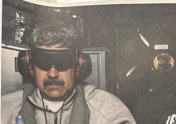 Venezuelan President Nicolas Maduro aboard the USS Iwo Jima after his kidnapping by US forces. Social media photo. - Sputnik Srbija