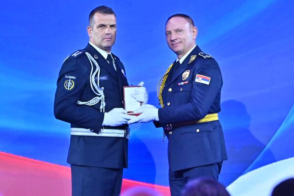 У оквиру обележавања Дана МУП-а и Дана полиције, одржана је и свечана академија, на којој су уручене медаље заслужним појединцима - Sputnik Србија