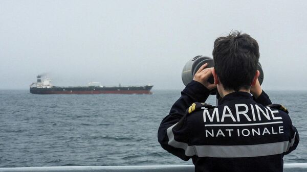 Pripadnik francuske mornarice posmatra naftni tanker na Atlantiku - Sputnik Srbija