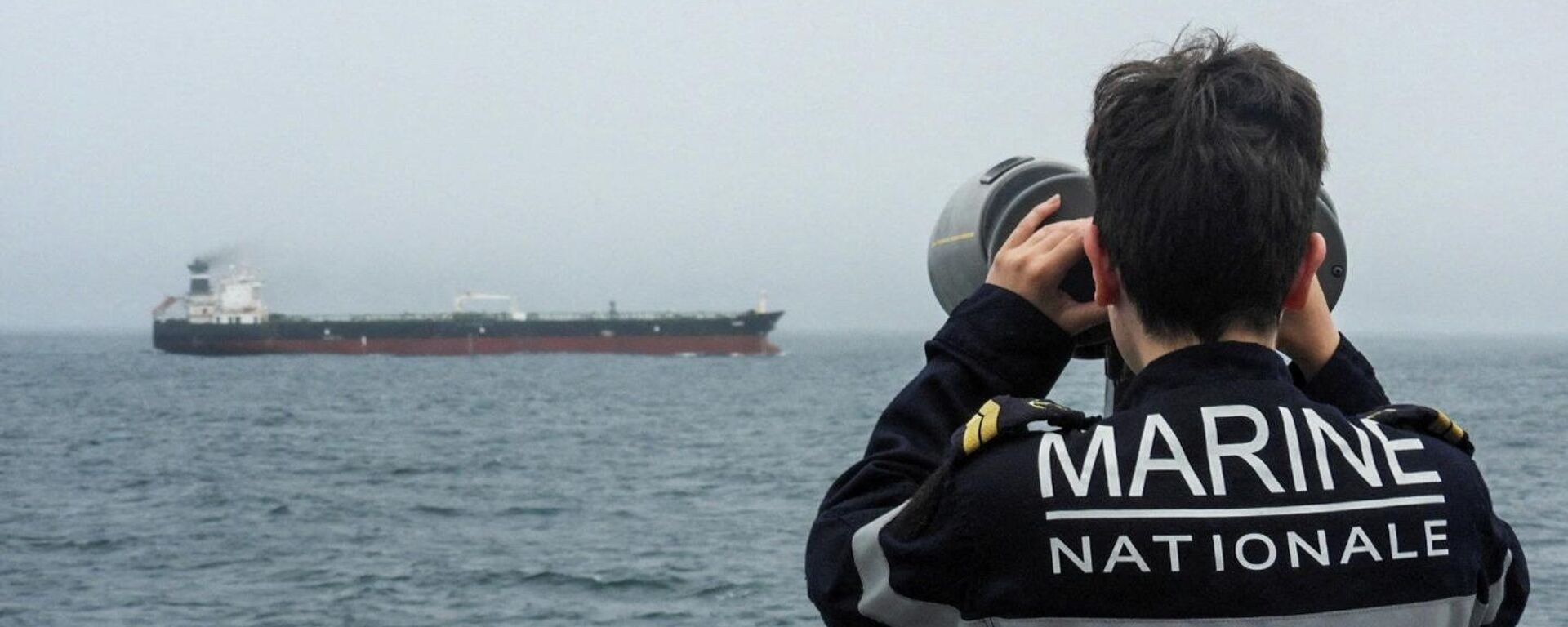 Припадник француске морнарице посматра нафтни танкер на Атлантику - Sputnik Србија, 1920, 01.06.2026