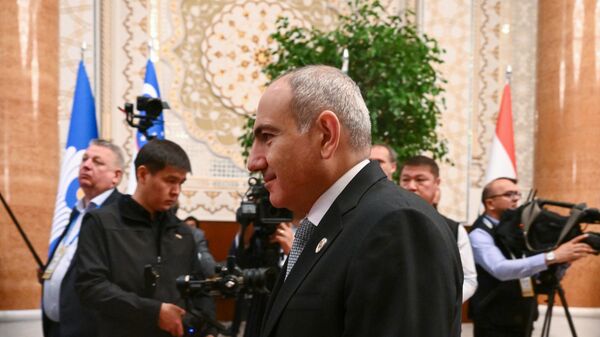 Premьer-ministr Armenii Nikol Pašinяn pered načalom zasedaniя soveta glav gosudarstv SNG v Dušanbe - Sputnik Srbija