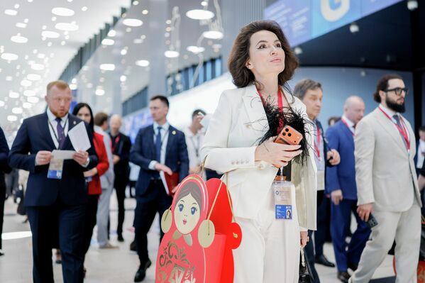 Као и претходног дана, на маргинама форума биће различитих занимљивих догађаја, а између осталог, први пут ће бити представљен руски луксузни аутомобил „сенат 900“. - Sputnik Србија