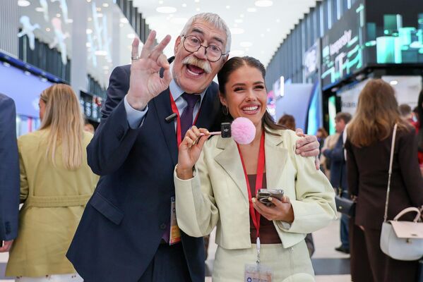 Форум служи и као платформа за потписивање споразума о сарадњи и инвестиционих уговора, због чега се сматра једним од кључних догађаја за руску привреду и међународне економске односе. - Sputnik Србија