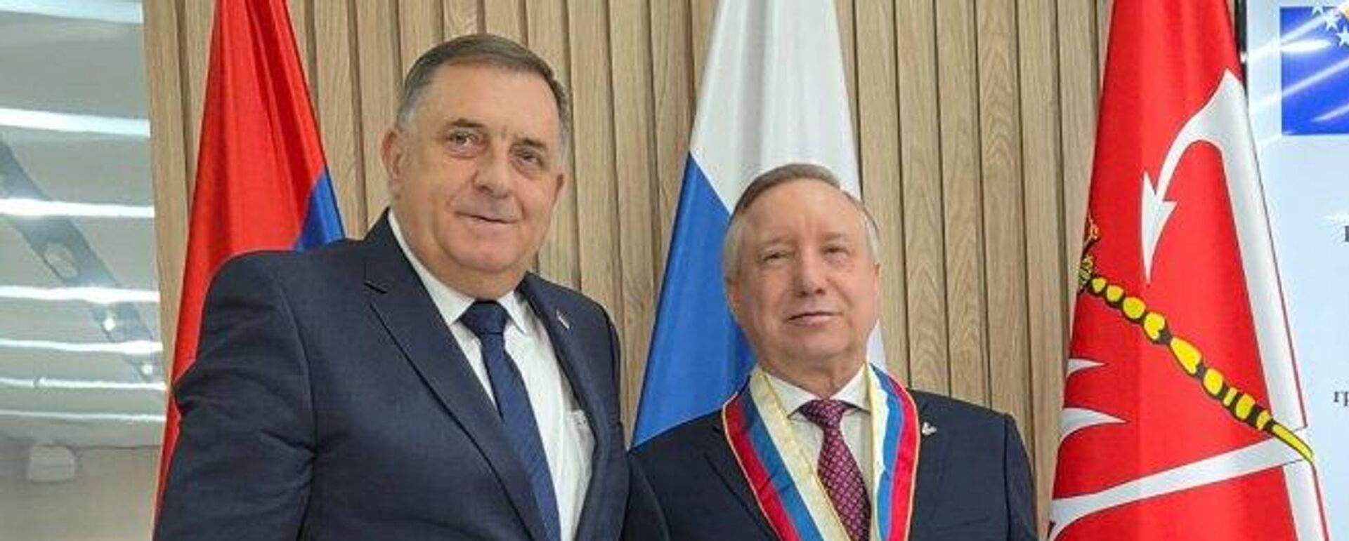 Председник СНСД-а Милорад Додик уручио је данас гувернеру Санкт Петербурга Александру Беглову Орден заставе Републике Српске са златним венцем - Sputnik Србија, 1920, 04.06.2026
