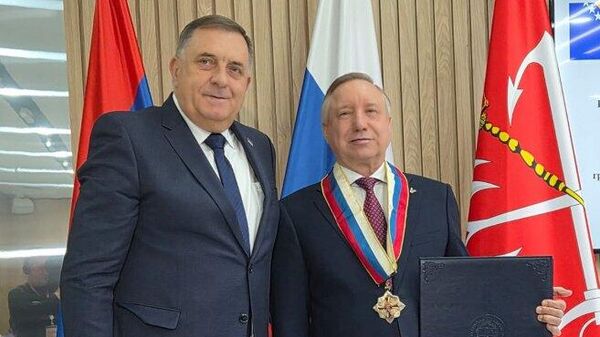 Predsednik SNSD-a Milorad Dodik uručio je danas guverneru Sankt Peterburga Aleksandru Beglovu Orden zastave Republike Srpske sa zlatnim vencem - Sputnik Srbija