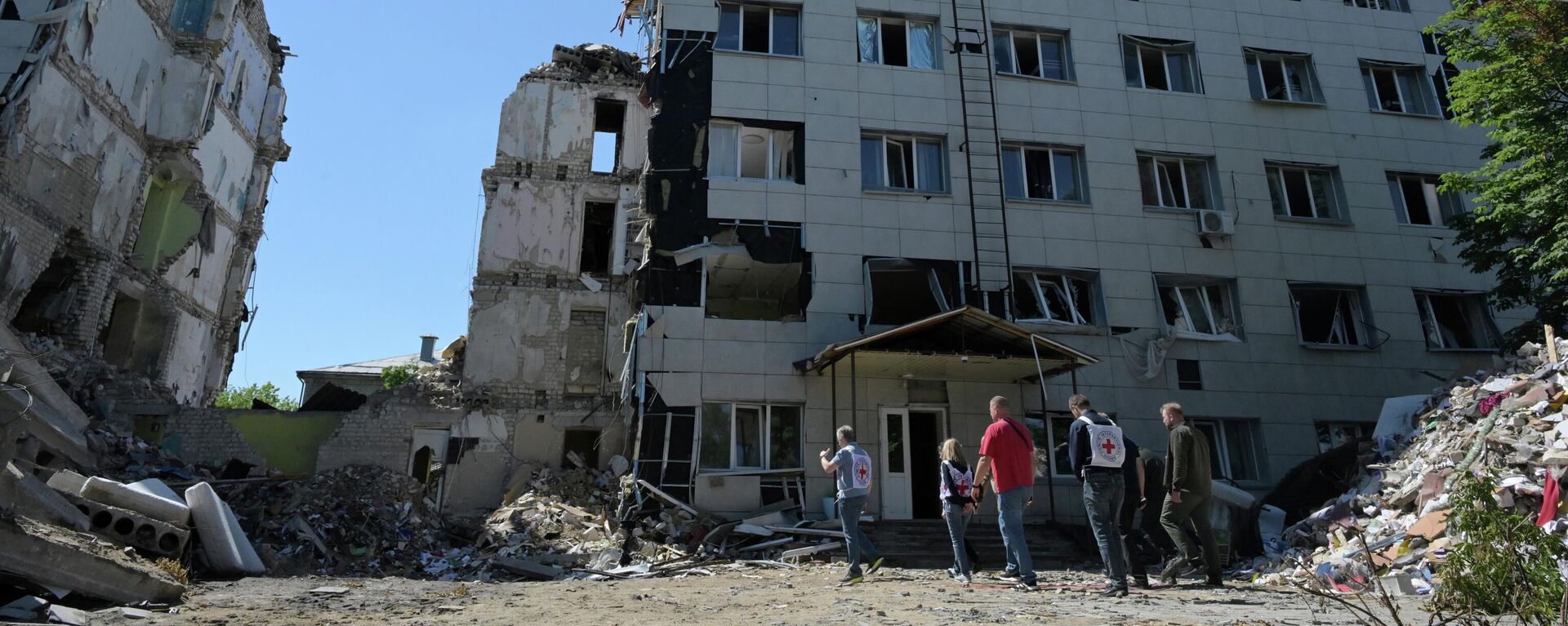 Представници Црвеног крста на месту напада украјинске војске на колеџ у Старобељску у ЛНР - Sputnik Србија, 1920, 04.06.2026