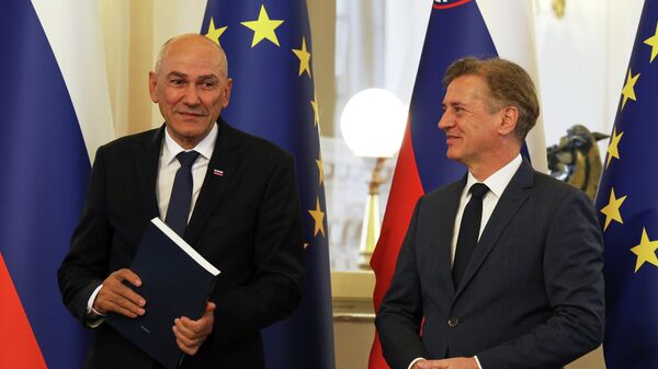 Odlazeći slovenački premijer Robert Golob predao dužnost svom nasledniku, predsedniku Slovenačke demokratske stranke Janezu Janši. - Sputnik Srbija