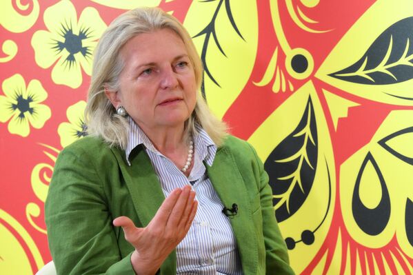 Карин Кнајсл, бивша министарка спољних послова Аустрије и директорка Геополитичке опсерваторија за кључна питања Русије такође је имала учешће. - Sputnik Србија