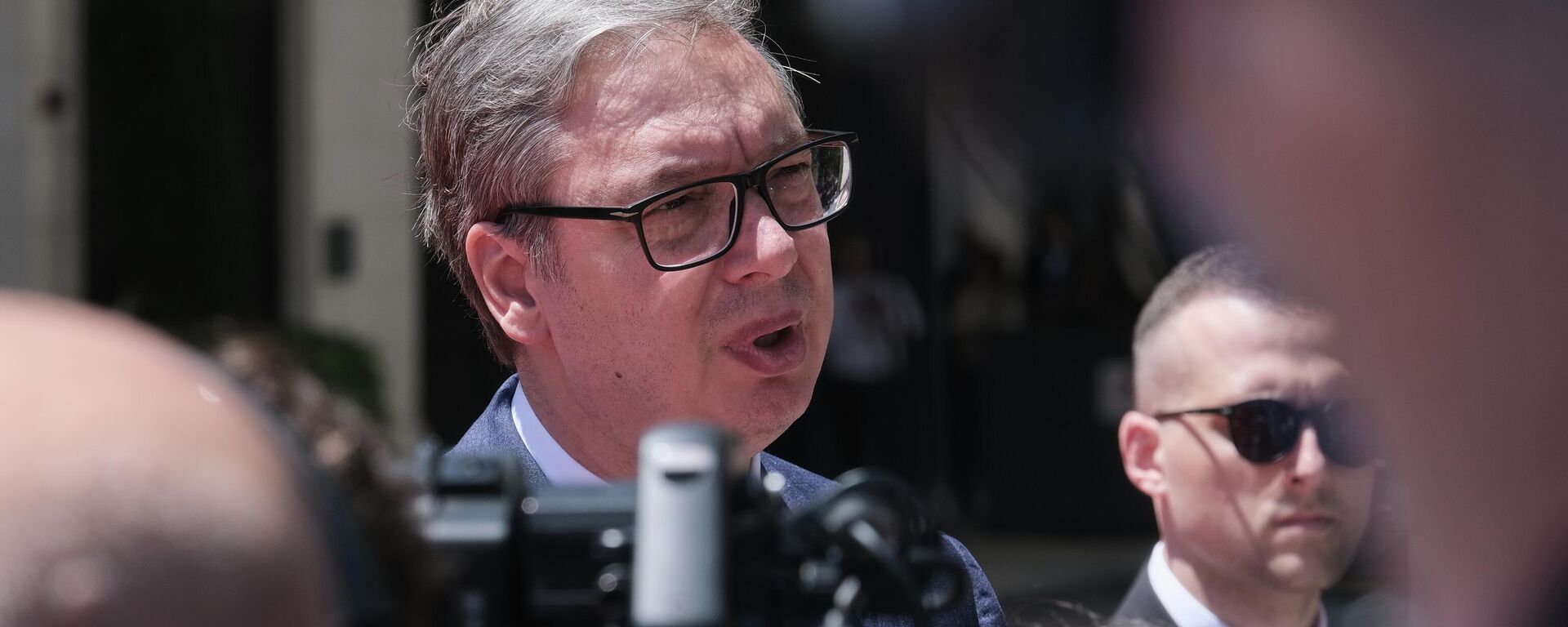 Predsednik Srbije Aleksandar Vučić daje izjave za medije u Tivtu. - Sputnik Srbija, 1920, 05.06.2026