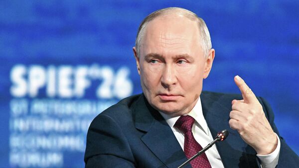 Руски председник Владимир Путин на Међународном еконмском форуму у Санкт Петербургу 2026. - Sputnik Србија